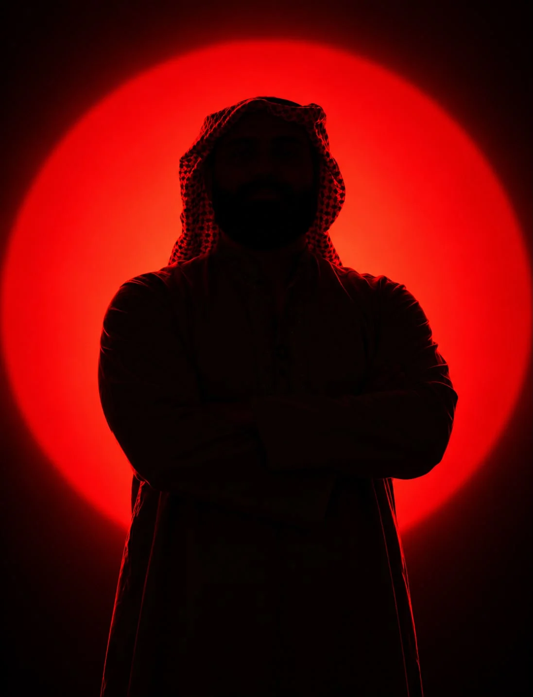 Silhueta do Sheik, de keffiyeh e braços cruzados, diante de um sol vermelho